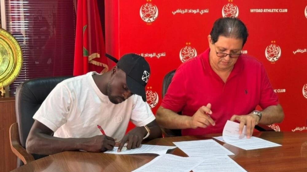 M'Baye Niang et Hicham Ait Menna lors de la signature du contrat