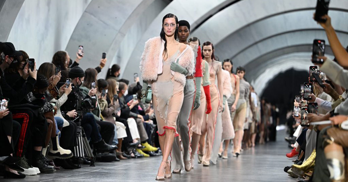 Coup d'envoi de la Fashion Week de Milan dans un contexte morose 