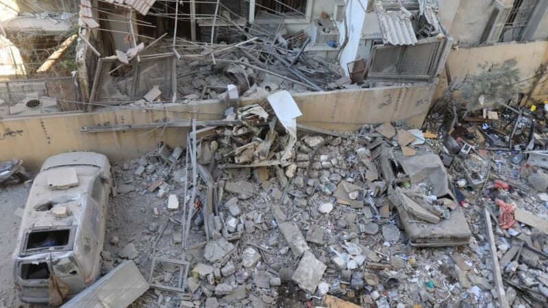 une vue des dégâts sur le site d'une frappe israélienne de nuit sur la banlieue sud de beyrouth, ghobeiry, le 30 septembre 2024. photo afp