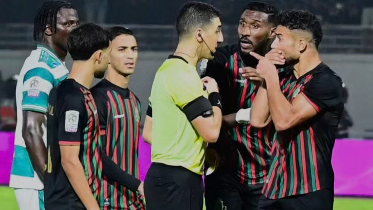 Hicham Temsamani, arbitre de la rencontre, entouré de joueurs de l'AS FAR et du Raja