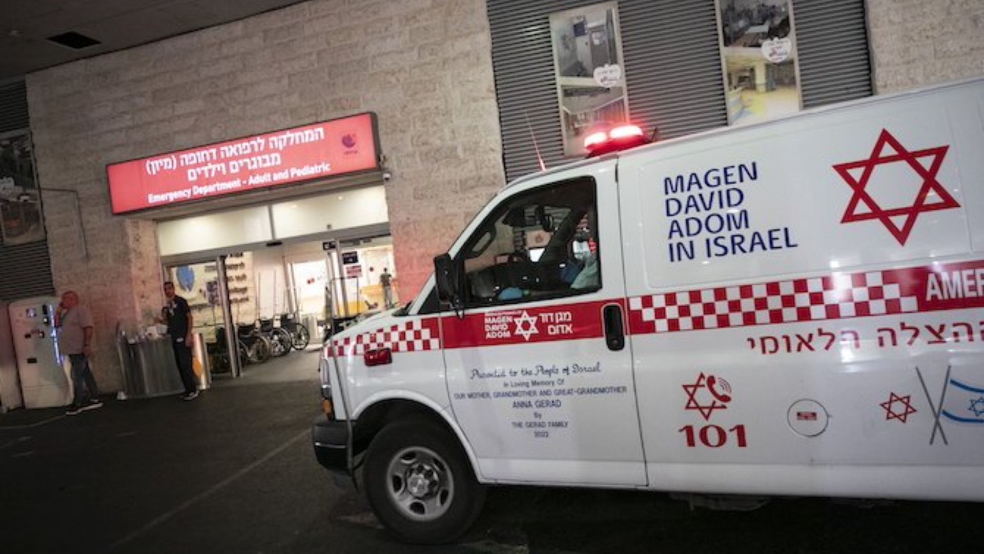 Une personne a été tuée par balles et une autre blessée mardi dans une attaque près d'Ashdod dans le sud d'Israël, a indiqué un hôpital de cette ville.