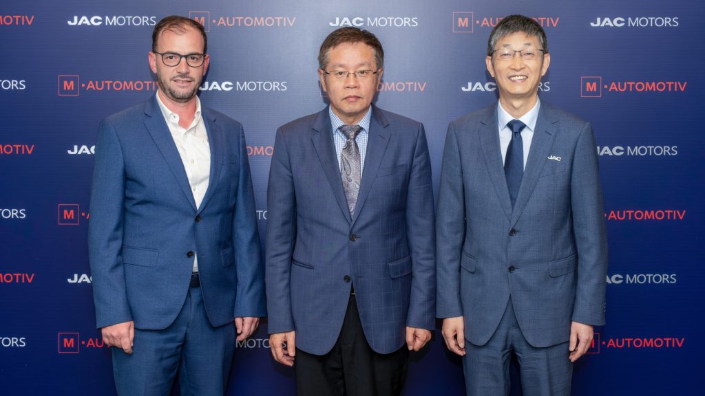 Soufiane Houmaini et David Zhang en compagnie de l'ambassadeur de Chine au Maroc, Li Changlin