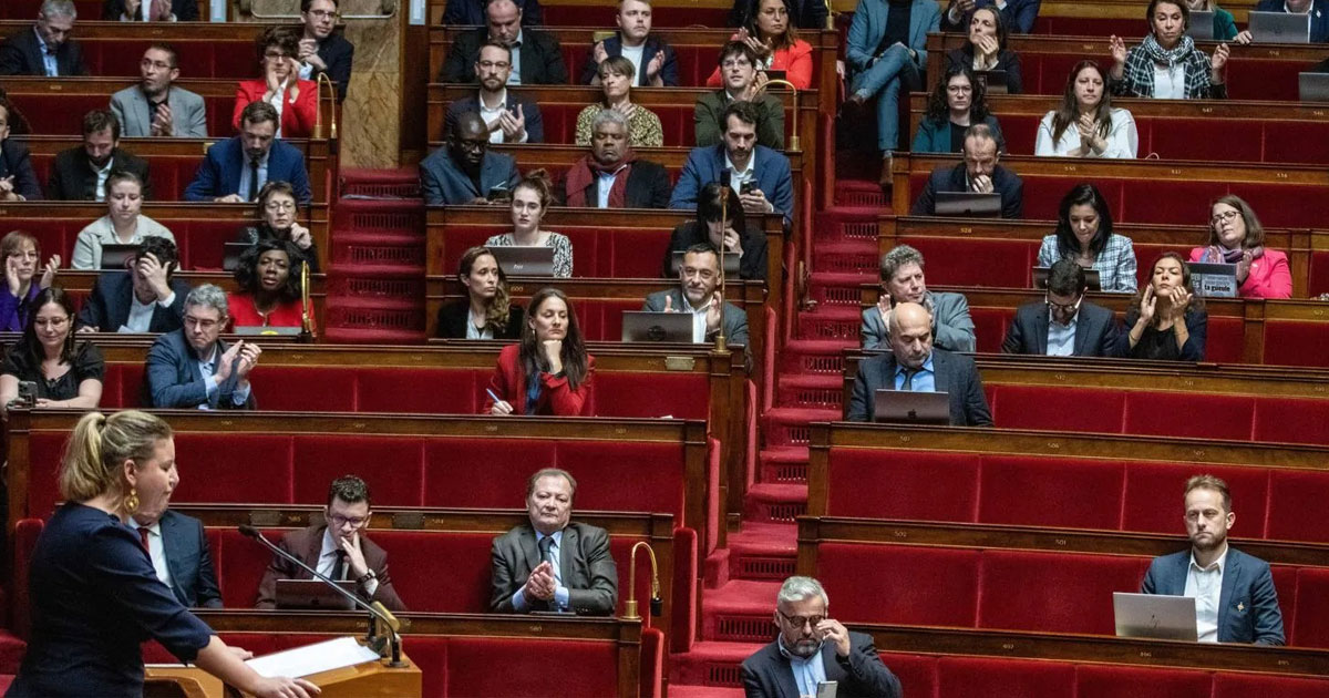 France: Mélenchon et Panot exigent la démission de Macron après la chute du gouvernement Barnier