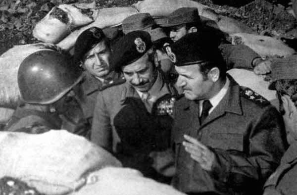 hafez el assad rend visite aux soldats marocains pendant la guerre du ramadan 1973