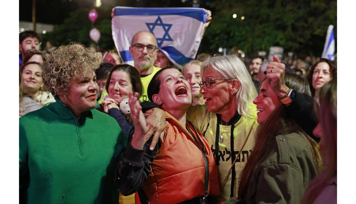 Pendant une longue attente, la foule qui s’était formée au cours de l’après-midi sur la «Place des otages» a retenu son souffle alors que les télévisions annonçaient sur les écrans l’imminence de la libération.