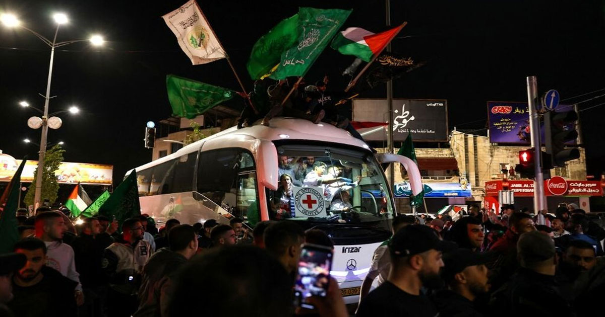 Cisjordanie: les prisonniers palestiniens libérés acclamés au passage de leurs bus