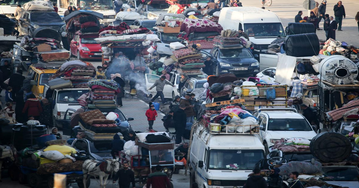 Des Palestiniens déplacés attendent pour passer dans la partie nord de la bande de Gaza, le 26 janvier 2025  AFP  Eyad BABA