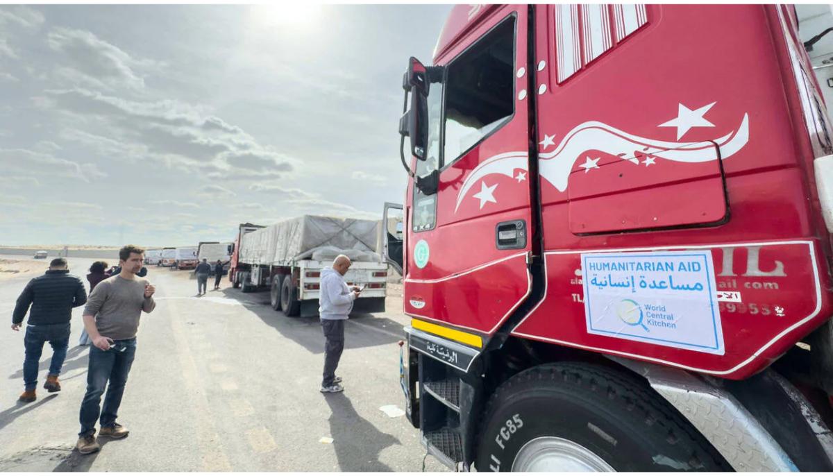 Des camions d'aide humanitaire ont patienté avant de pouvoir entrer dans la bande de Gaza, dimanche 19 janvier 2025