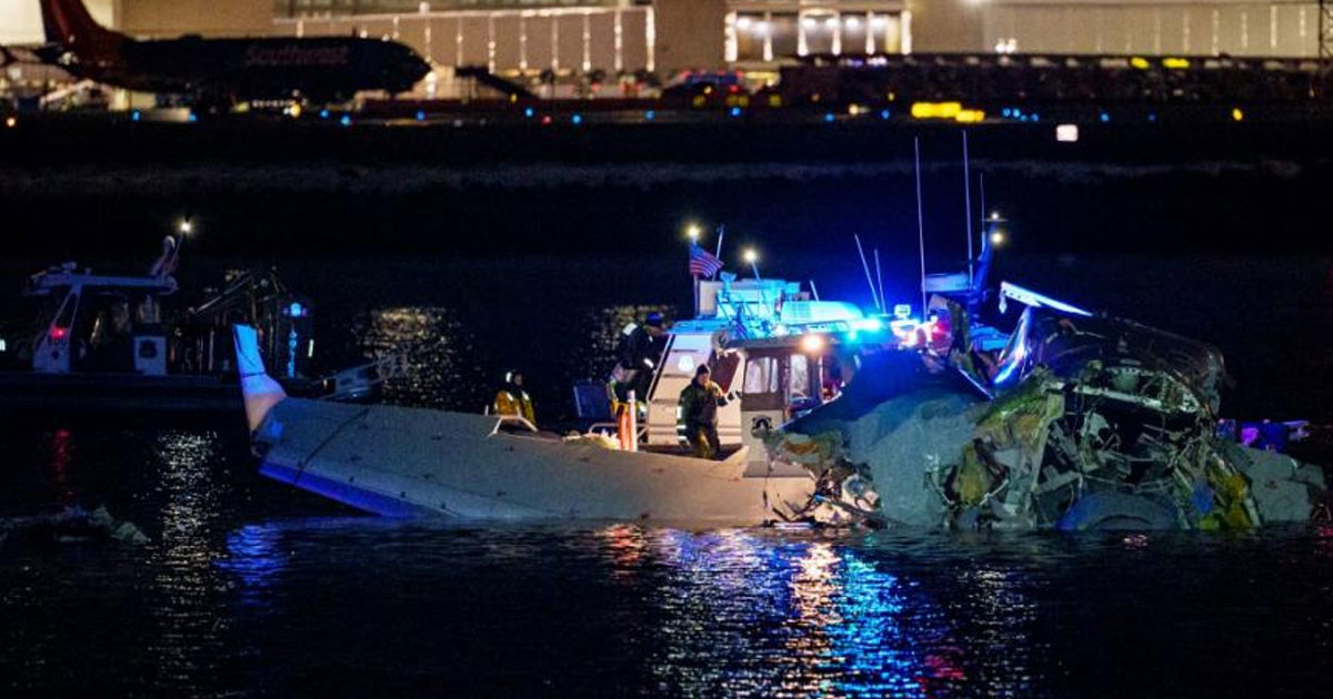 Un avion de ligne avec 64 personnes s'écrase à Washington après une collision avec un hélicoptère 