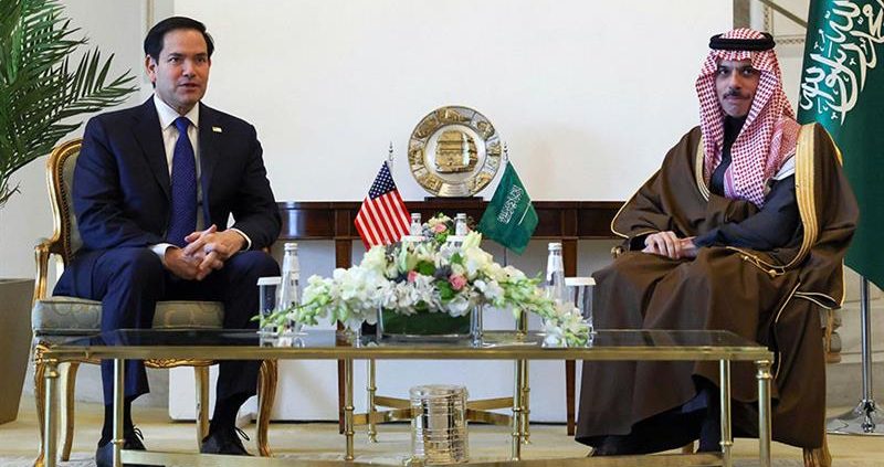 Le ministre saoudien des Affaires étrangères, le prince Faisal bin Farhan al-Saud, reçoit le secrétaire d'État américain Marco Rubio