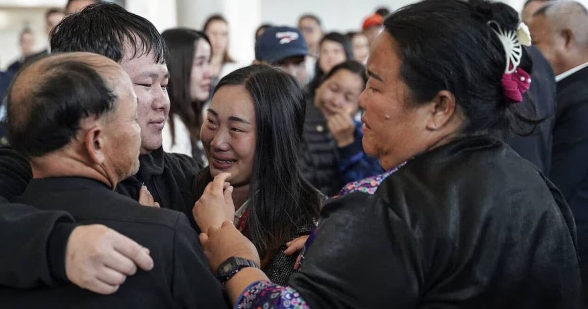 Les cinq otages thaïlandais libérés par le Hamas de retour chez eux 