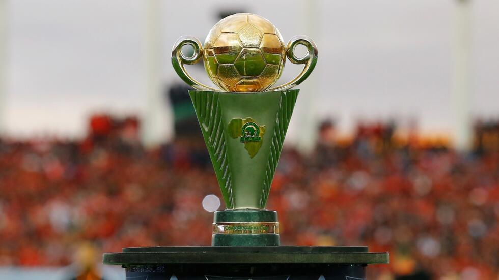 Le trophée de la Coupe de la Confédération africaine de football