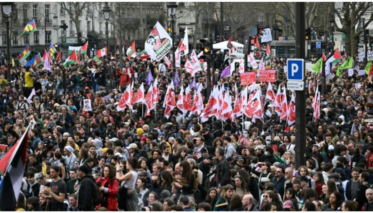 Des manifestants contre le racisme et l'extrême droite, à Paris le 22 mars 2025