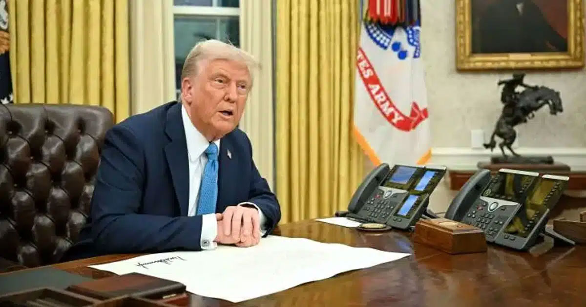 Trump annonce des droits de douane de 25% sur "toutes les voitures qui ne sont pas fabriquées aux Etats-Unis"