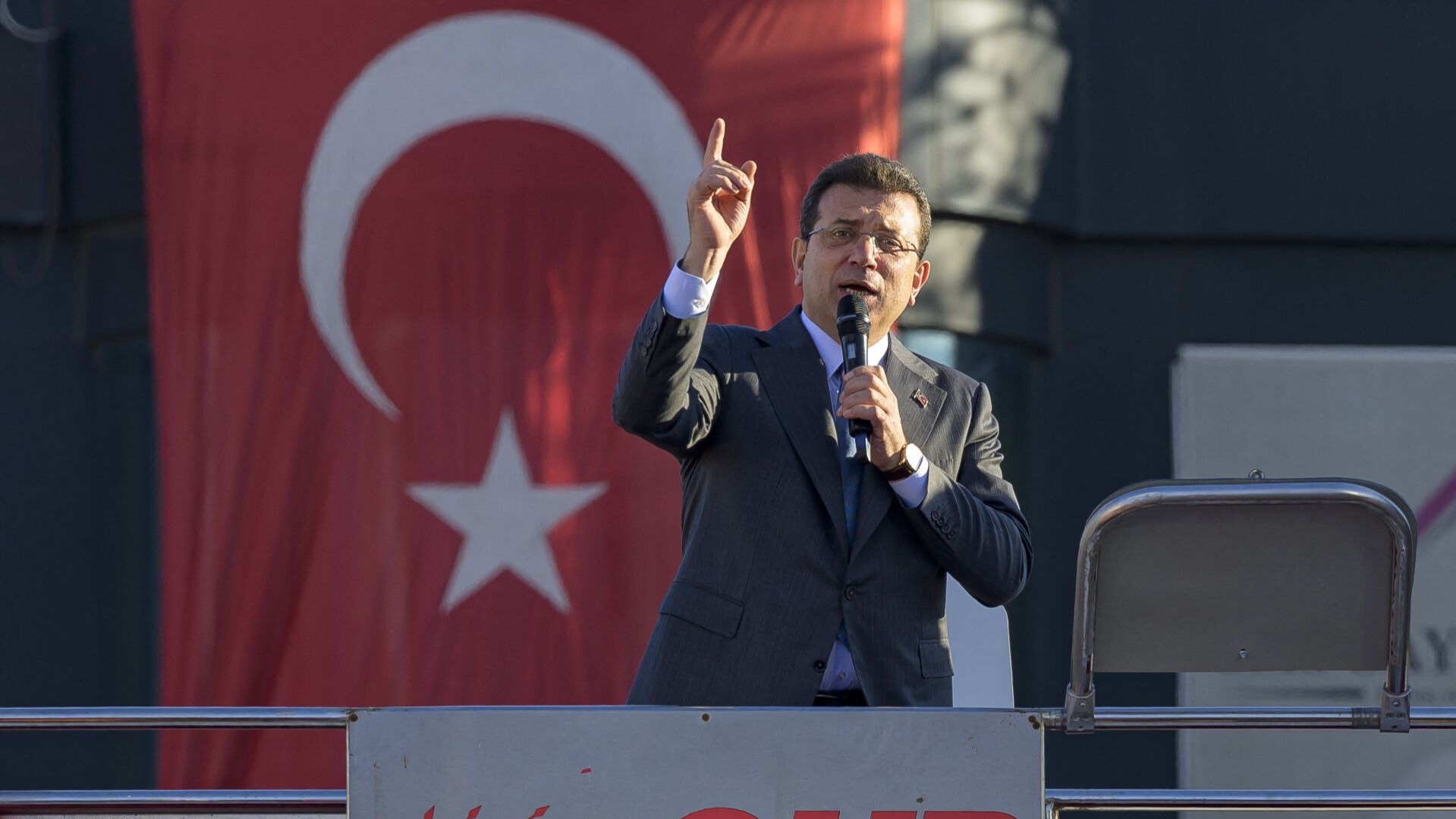 Le maire d'Istanbul, Ekrem Imamoglu, prononce un discours sur la place Esenyurt à Istanbul le 31 octobre 2024. ©Yasin AKGUL AFP