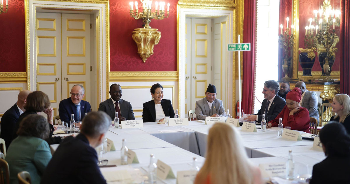En présence du roi Charles III, Benali présente l'expérience du Maroc en matière d'énergie et de développement durable