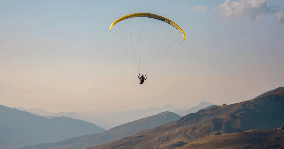 un homme fait du parapente