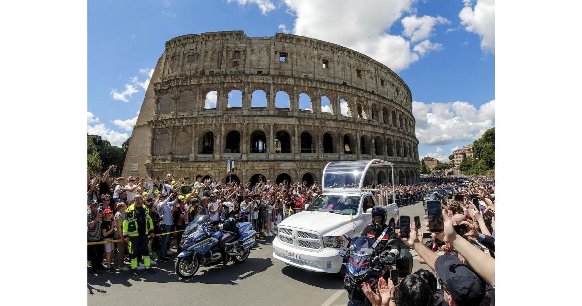 Cercueil du pape dans les rues de Rome