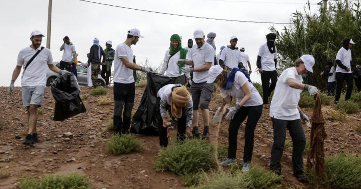 Au sud du Maroc, des bénévoles traquent les déchets qui empoisonnent le désert