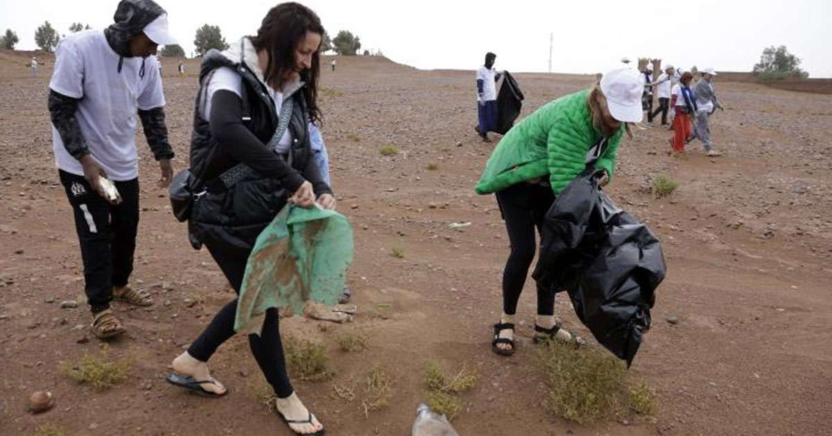 Au Maroc, des bénévoles traquent les déchets qui empoisonnent le désert