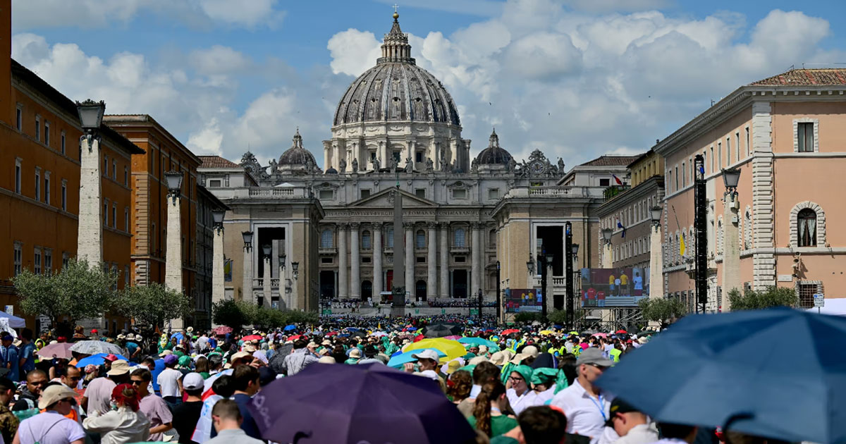 A Rome, une foule fervente pour le pape François, avant la succession