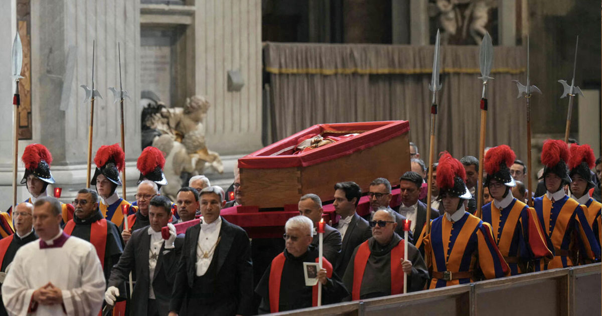La dépouille du pape est arrivée à Saint-Pierre pour l'hommage des fidèles 