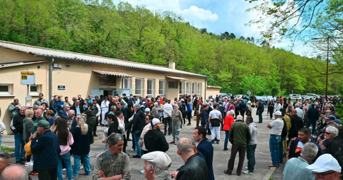 Meurtre dans une mosquée du Gard: le meurtrier toujours en fuite, émoi jusqu'au sommet de l'Etat