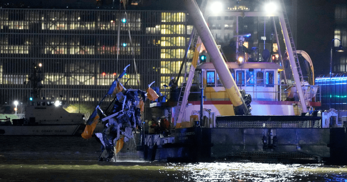 l'épave d'un hélicoptère est retirée de l'eau après s'être écrasé dans la rivière hudson, dans le quartier de newport à jersey city, new jersey, le 10 avril 2025
