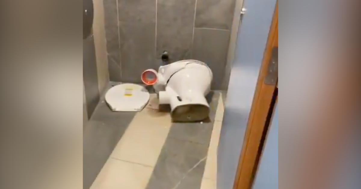 Des toilettes vandalisées après la rénovation du Stade Mohammed V de Casablanca