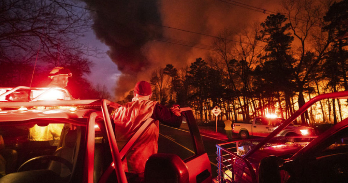 USA: des milliers d'évacuations dans le New Jersey en raison d'un feu de forêt