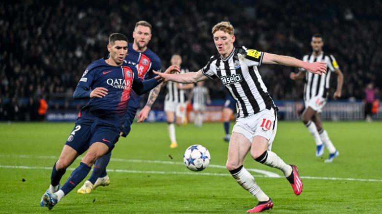 Duel entre Achraf Hakimi et Anthony Gordon lors du match de Ligue des champions qui opposait le PSG à Newcastle
