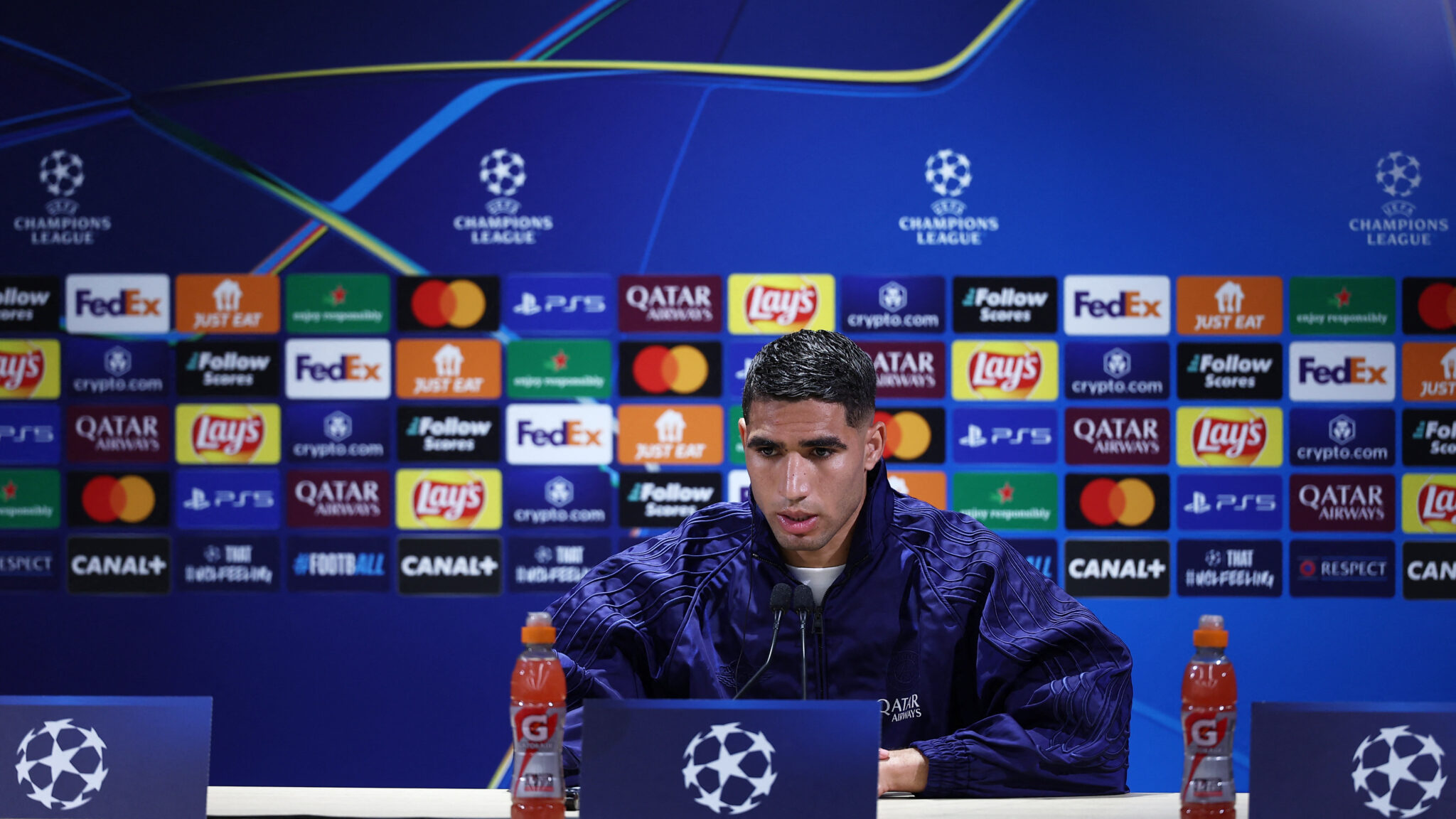 Achraf Hakimi lors de la conférence de presse avant la demi-finale retour contre Arsenal