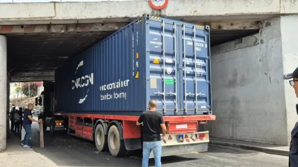 camion bloqué sous un pont à Aïn Sebaâ