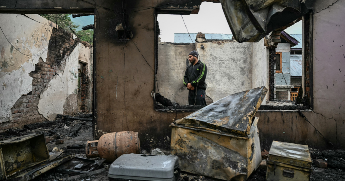 Un homme se tient à l'intérieur de sa maison détruite par des bombardements d'artillerie pakistanais dans le village de Salamabad à Uri, à environ 110 km de Srinagar, le 8 mai 2025.