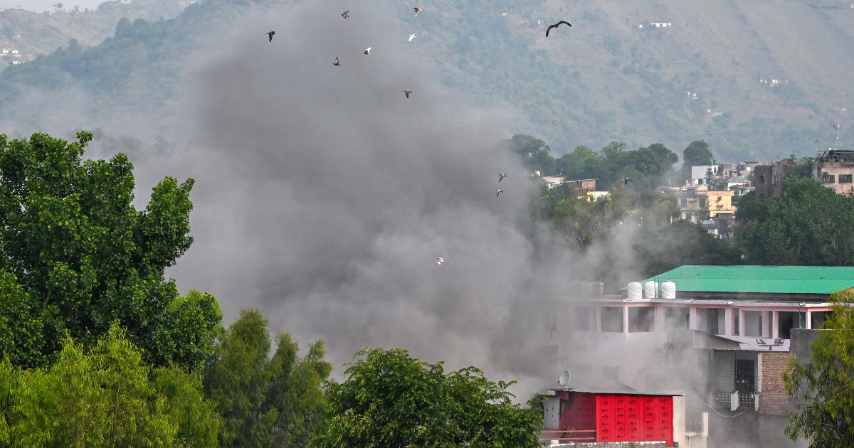 De la fumée s'élève après qu'un obus d'artillerie est tombé sur la ville principale du district de Poonch, dans la région indienne de Jammu, le 7 mai 2025.