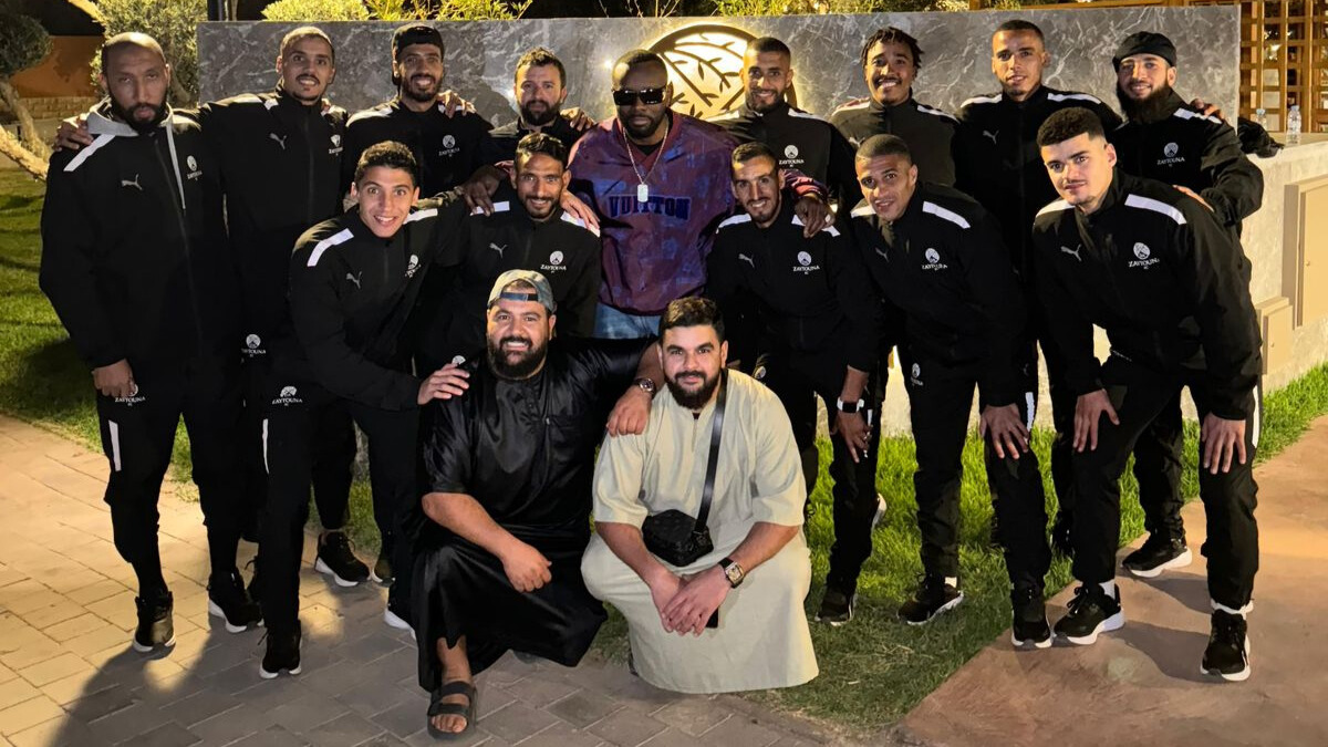 Les joueurs de Zaytouna FC en compagnie de Gims