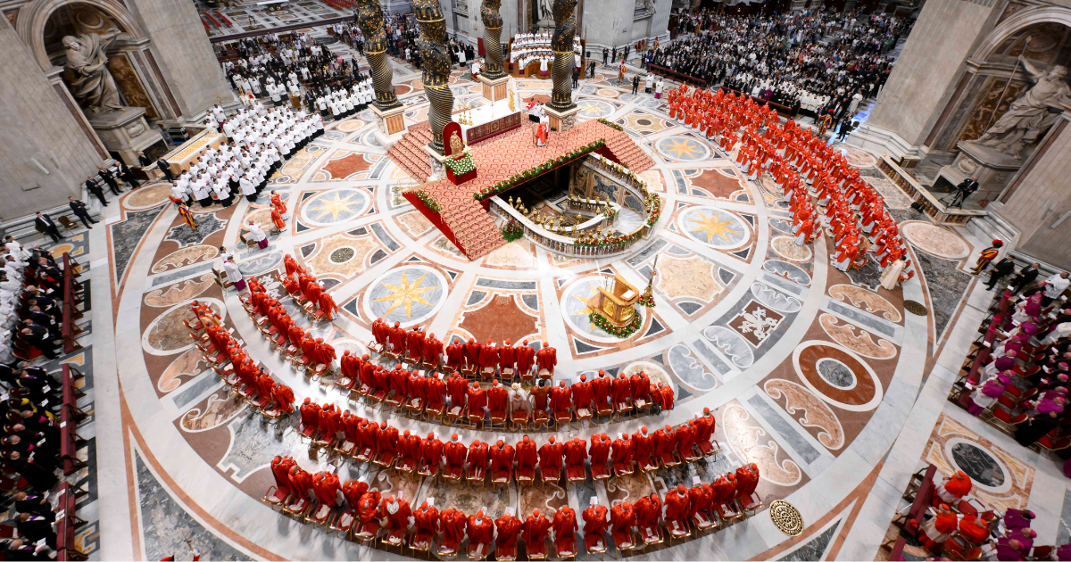 des cardinaux lors d'une messe pour l'élection du pontife romain, avant le début du conclave, à la basilique Saint-Pierre au Vatican.