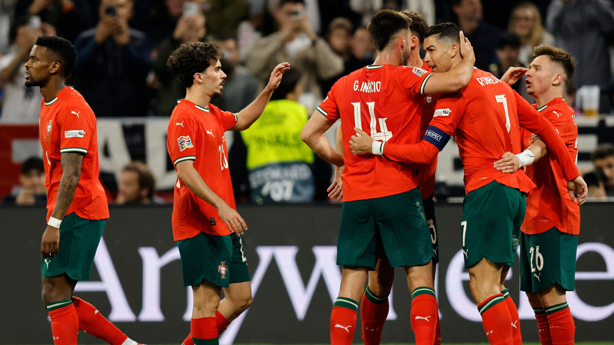 Ronaldo, capitaine de la sélection portugaise, avec ses compatriotes
