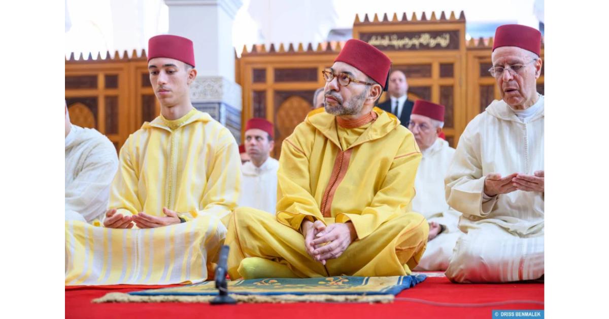 Amir Al-Mouminine, accomplit la prière de l'Aïd Al-Adha