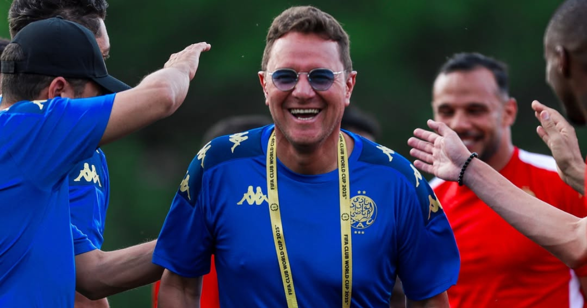 Amine Benhachem, coach du Wydad de Casablanca, et ses joueurs lors d'une séance d'entraînement