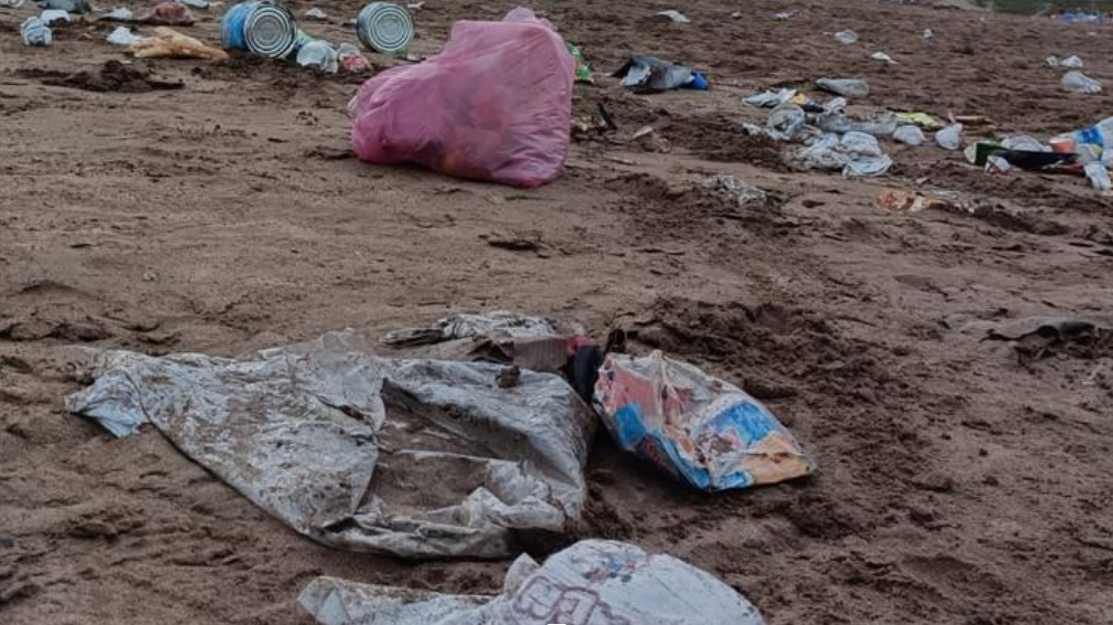 Des déchets plastiques sur la plage d'Ain Diab à Casablanca