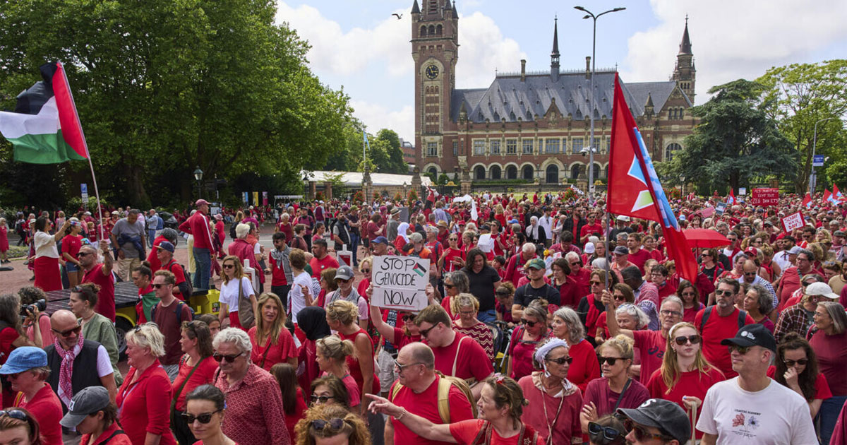 « Marée rouge » à La Haye et Bruxelles : des dizaines de milliers de manifestants dénoncent le "génocide" à Gaza