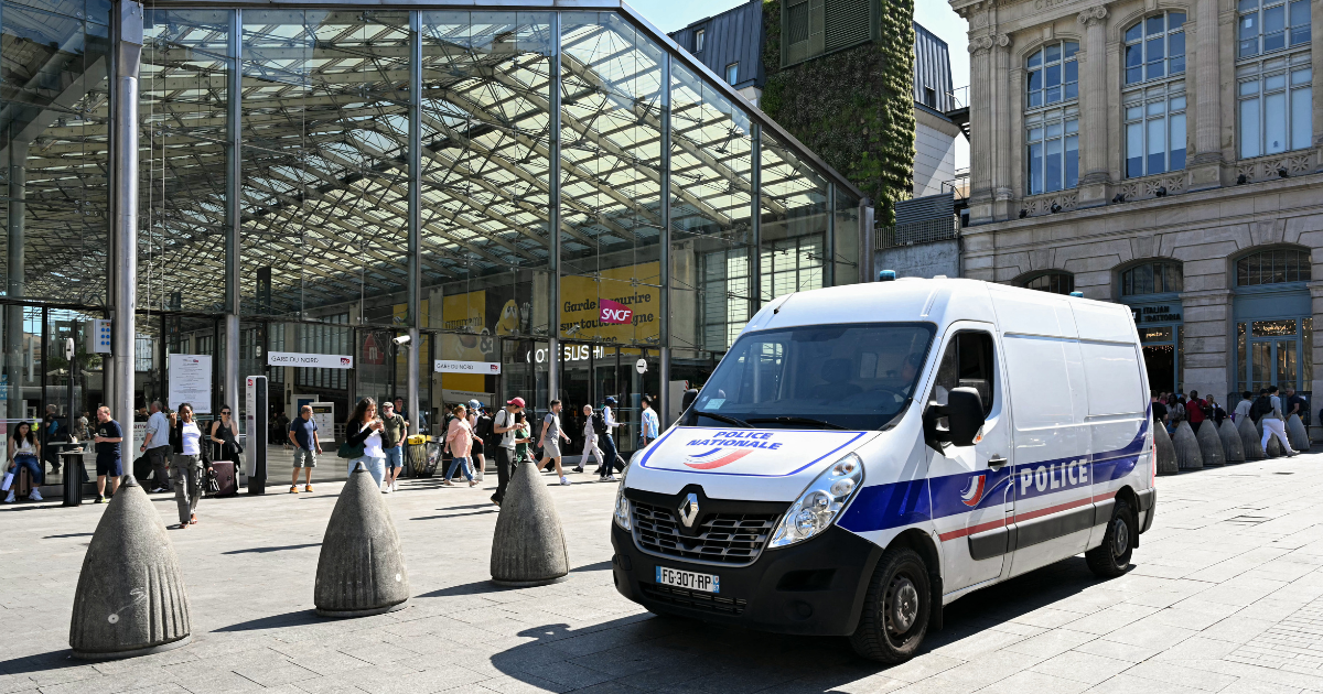 la france déploie 4000 forces de l'ordres dans les gares et les bus