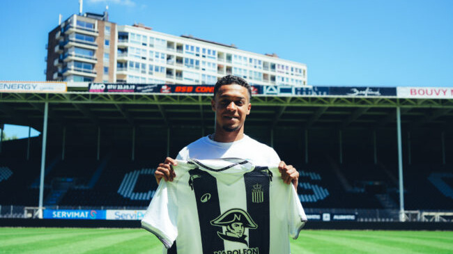 Yassine Khalifi avec le maillot du Sporting de Charleroi, son nouveau club.