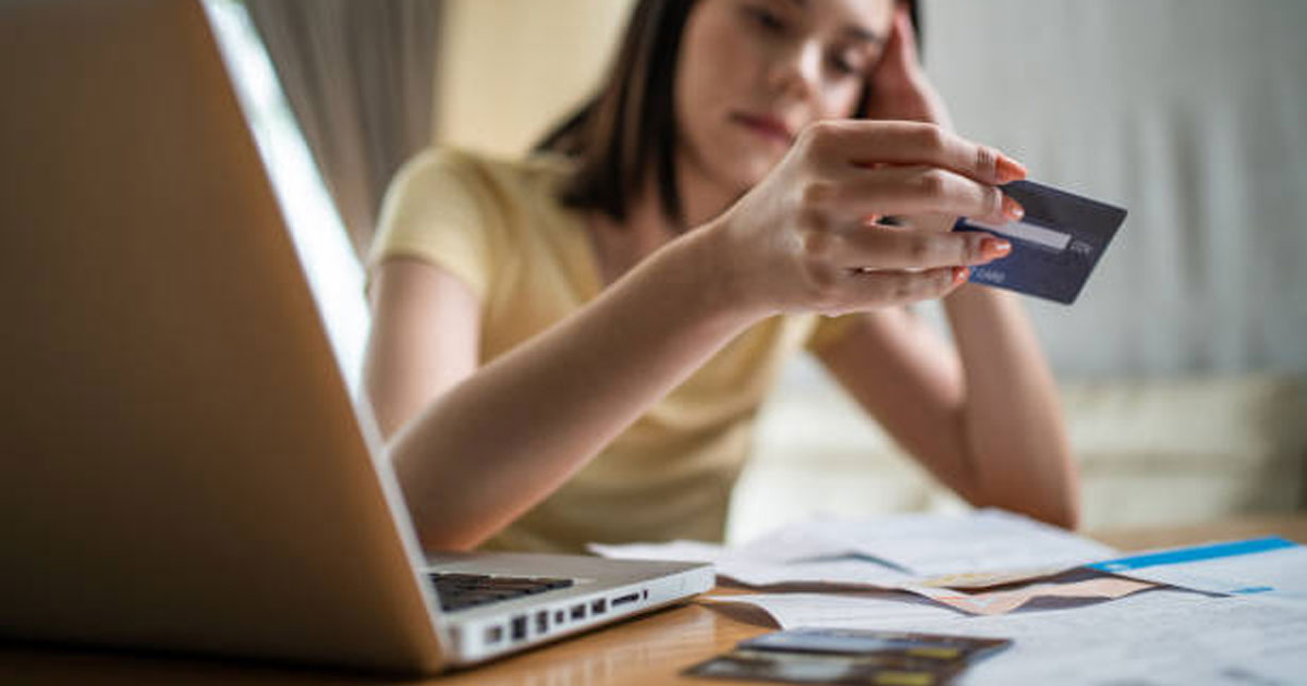 Endettement des ménages : les fonctionnaires restent les plus exposés en 2024 malgré un léger recul global
