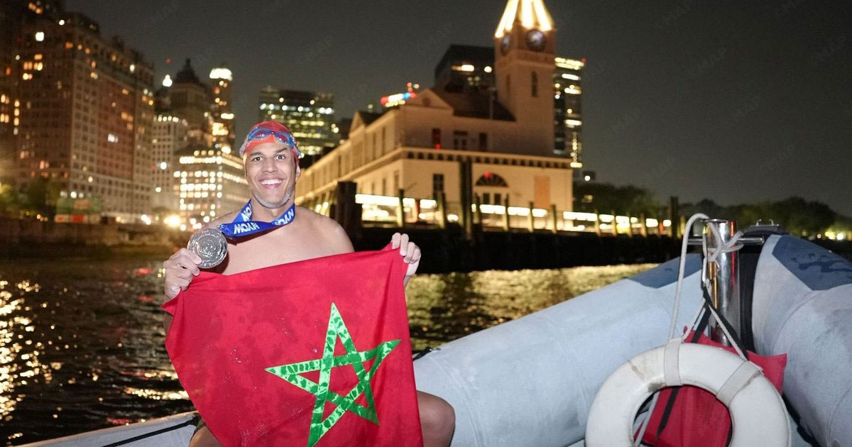 Hassan Baraka réussit le tour de Manhattan à la nage et inscrit le Maroc dans l’histoire