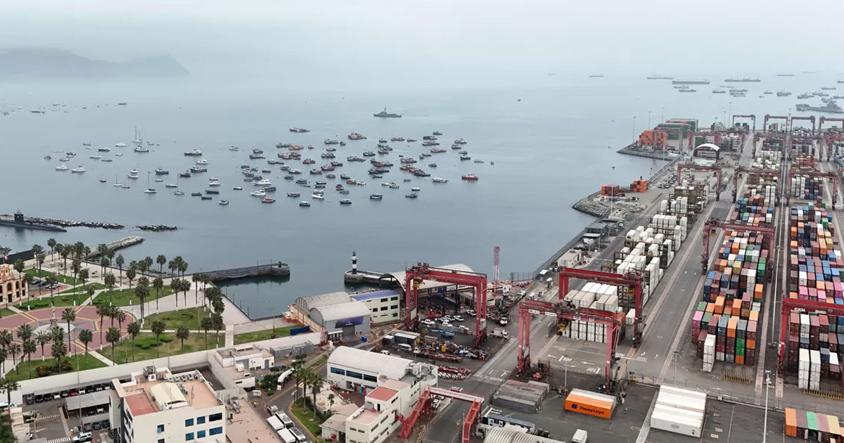 Le Pérou ferme 88 ports en raison de fortes vagues, un mort