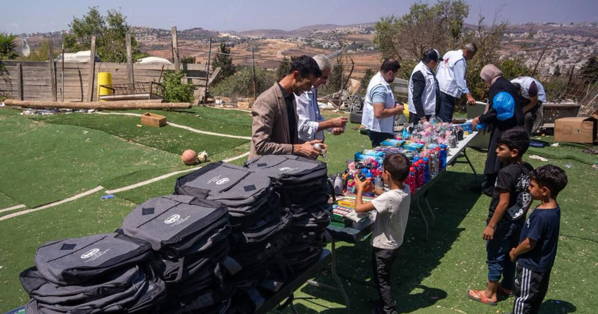 Village Nabi Samuel: l'Agence Bayt Mal Al-Qods Acharif lance une opération de distribution de cartables