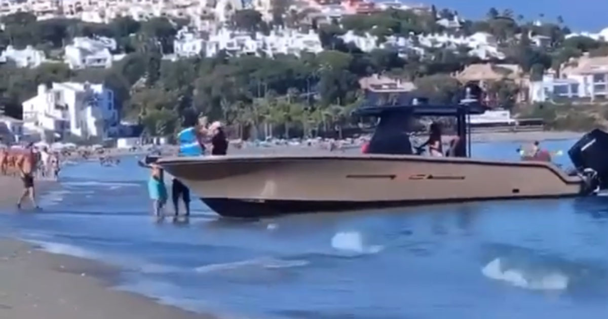 Espagne: un débarquement de drogue en plein jour choque les baigneurs (vidéo)