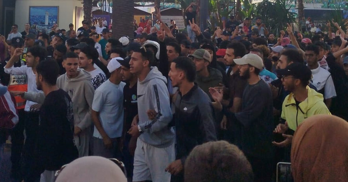Les forces de sécurité arrêtent une manifestante lors d'une manifestation menée par des jeunes de la Génération Z exigeant des améliorations dans les secteurs de la santé publique et de l'éducation, le 27 septembre 2025 à Rabat. © Abdel Majid BZIOUAT / AFP